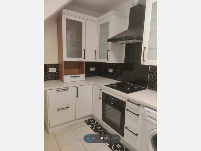 3 Bedroom Semi-Detached House To Rent In Burringham Road, Scunthorpe, DN17