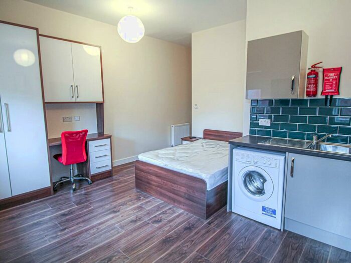 Apartment To Rent In Apt, Clarendon House #, LS2