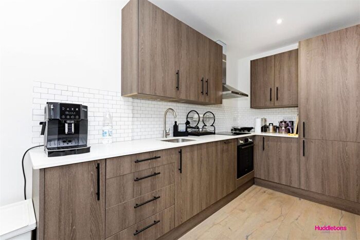 2 Bedroom Flat To Rent In Green Lanes, London, N8