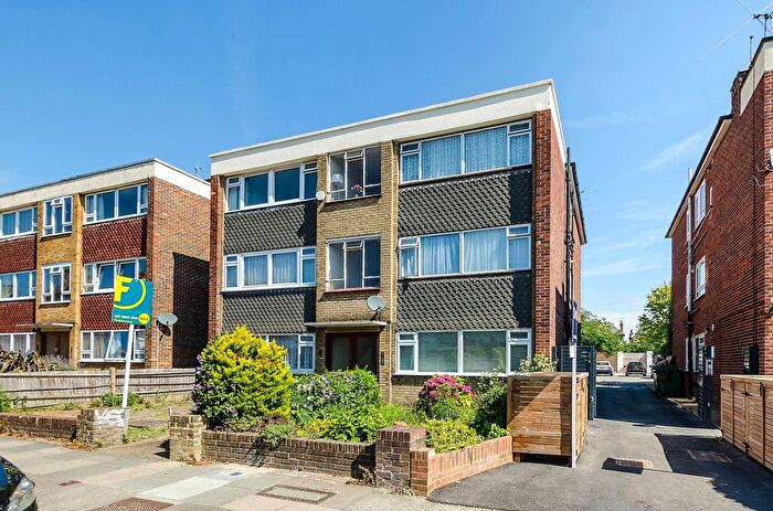 2 Bedroom Flat To Rent In South Park Road, Wimbledon, London, SW19