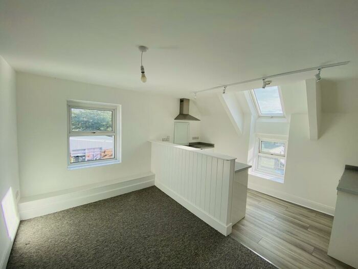 2 Bedroom Flat To Rent In Market Square. Narberth, SA67