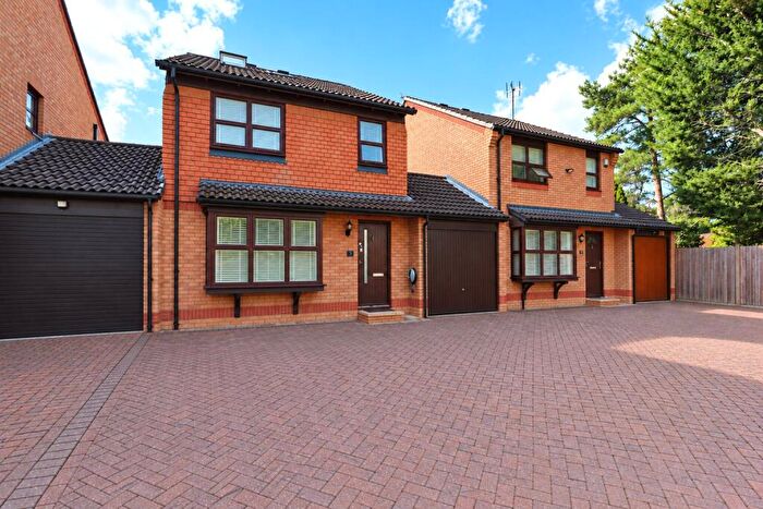 4 Bedroom Link Detached House For Sale In Merrivale Gardens, Woking, Surrey, GU21