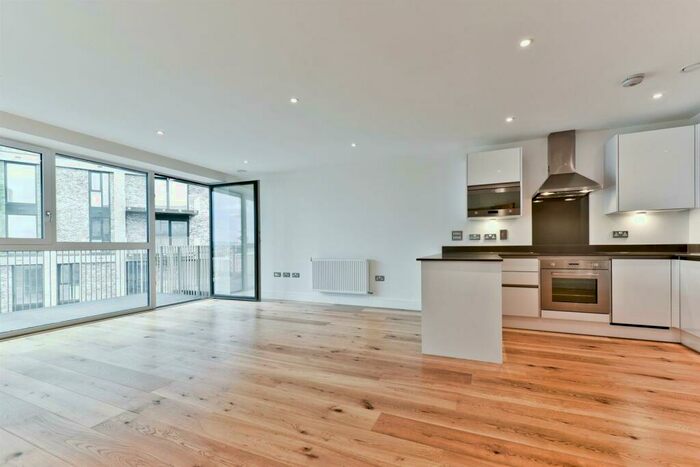 3 Bedroom Apartment To Rent In St Vincent Court, Canning Town, E16