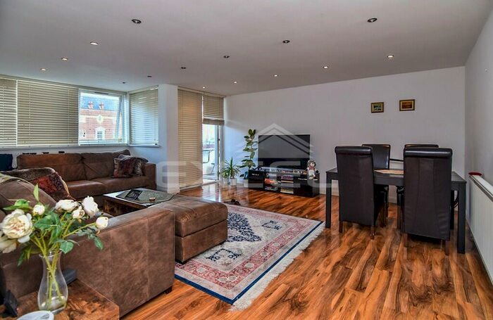 2 Bedroom Apartment To Rent In Sharon Court, West Finchley, N12