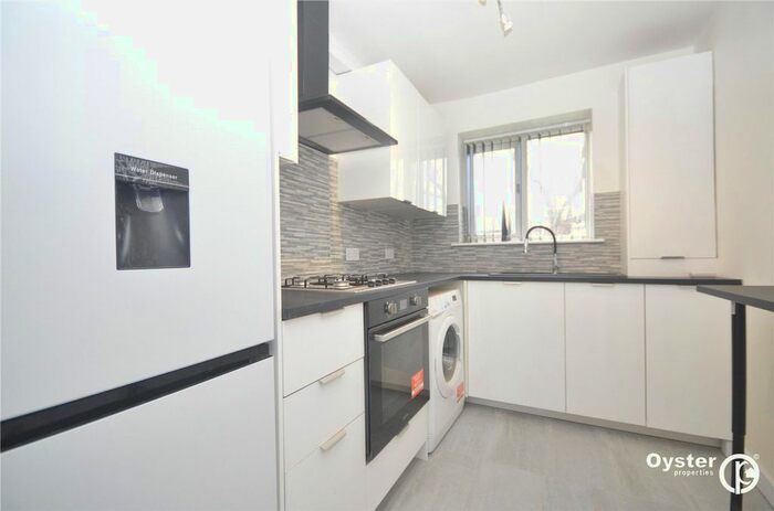3 Bedroom Flat To Rent In High Road, London, N12