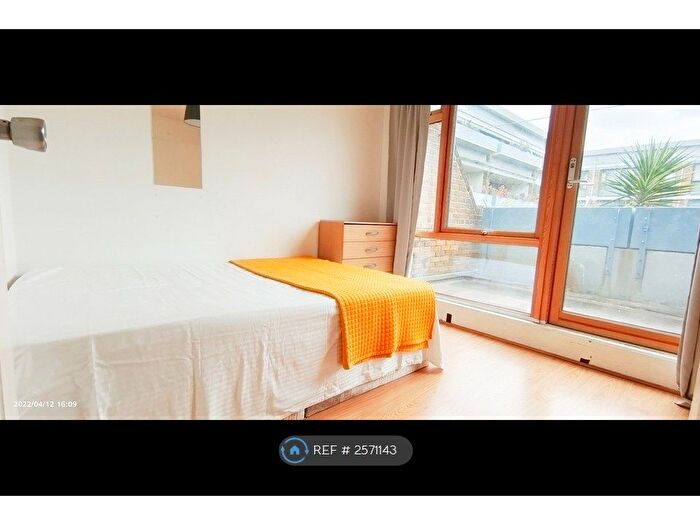 5 Bedroom Flat To Rent In Lambert House, London, SW9