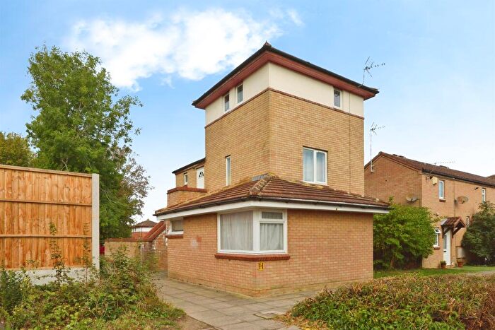 2 Bedroom Maisonette For Sale In Capian Walk, Two Mile Ash, Milton Keynes, MK8