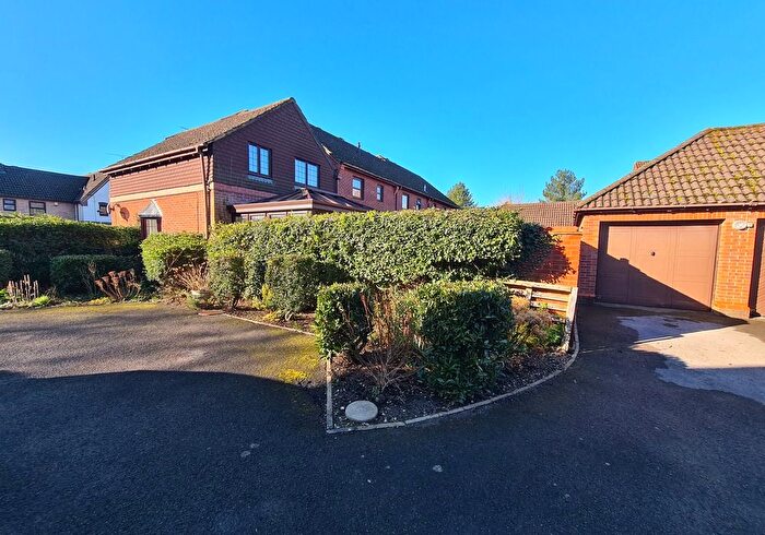 2 Bedroom End Of Terrace House For Sale In Denbigh Close, Southampton, SO40