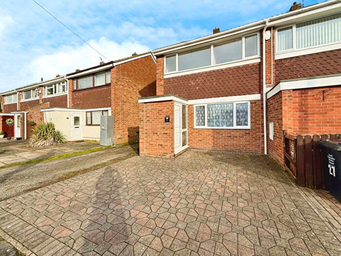 3 Bedroom End Of Terrace House For Sale In Farm Side, Newhall, DE11