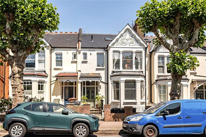 2 Bedroom Apartment For Sale In Methuen Park, London, N10
