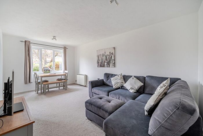 1 Bedroom Flat For Sale In Shepperton Court Drive, Shepperton, TW17