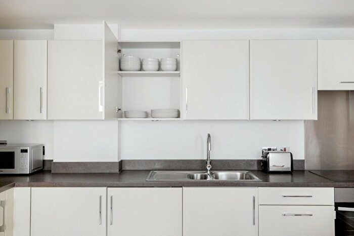 2 Bedroom Apartment To Rent In Britannia Walk, London, N1