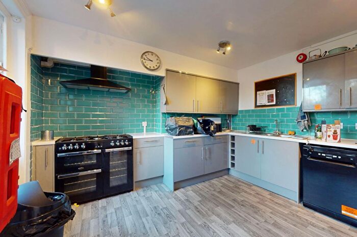 Semi-Detached House For Sale In Hillmarton Road, London, N7