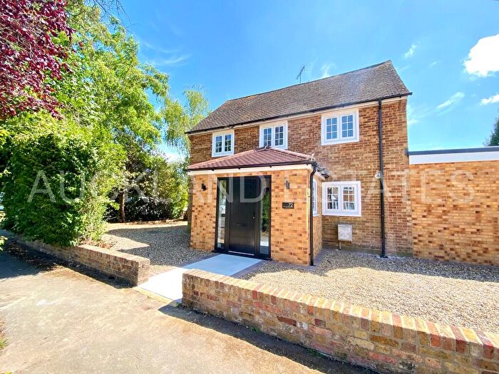 3 Bedroom Semi-Detached House For Sale In Blanche Lane, South Mimms, EN6
