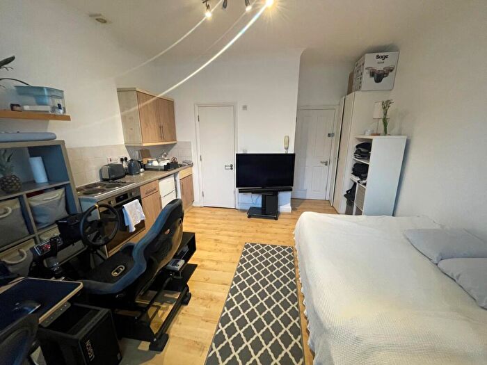 Flat To Rent In Ferme Park Road, Crouch End, N8