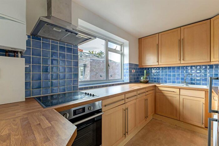 3 Bedroom Apartment To Rent In Castelnau, London, SW13