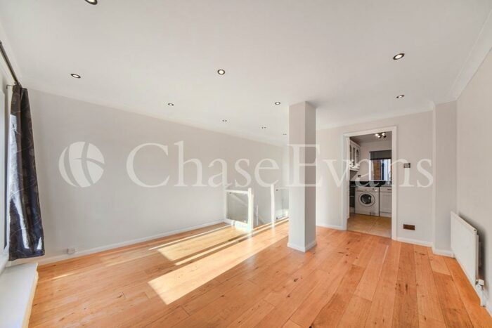 3 Bedroom Semi-Detached House To Rent In Welland Mews, Wapping, E1W