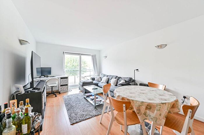 2 Bedroom Flat To Rent In Hopton Road, Woolwich, London, SE18