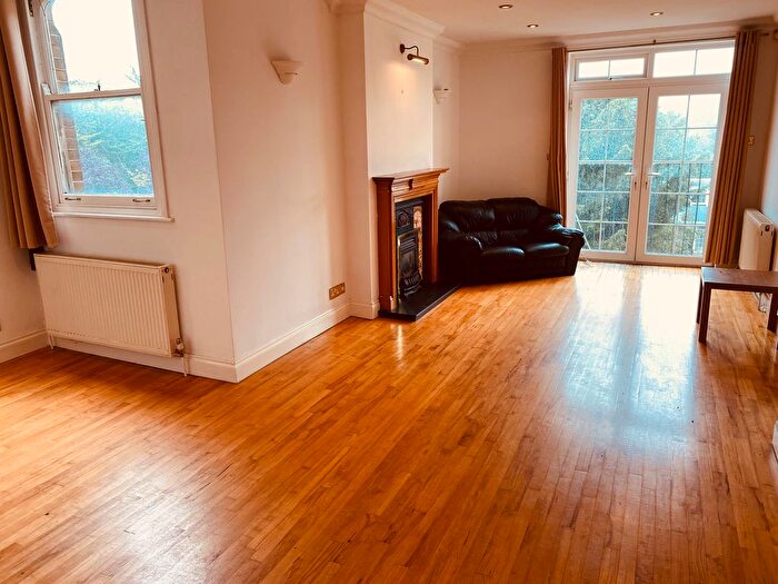 3 Bedroom Flat To Rent In Friern Park, Finchley, N12