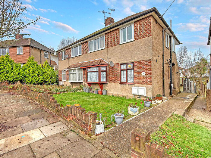 2 Bedroom Flat For Sale In Brunswick Gardens, Ilford, London, IG6