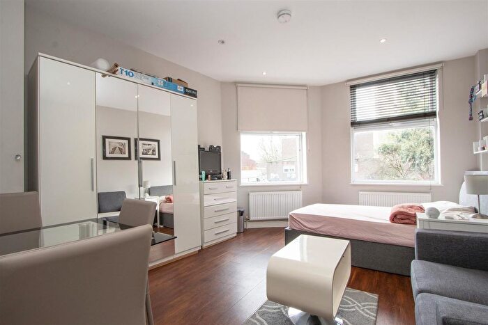 Studio To Rent In Falcon Road, London, SW11