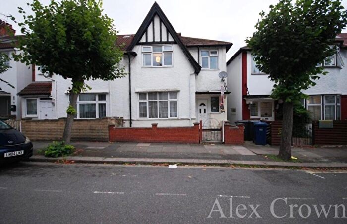 4 Bedroom Semi Detached House To Rent In Gainsborough Gardens, Golders Green, NW11