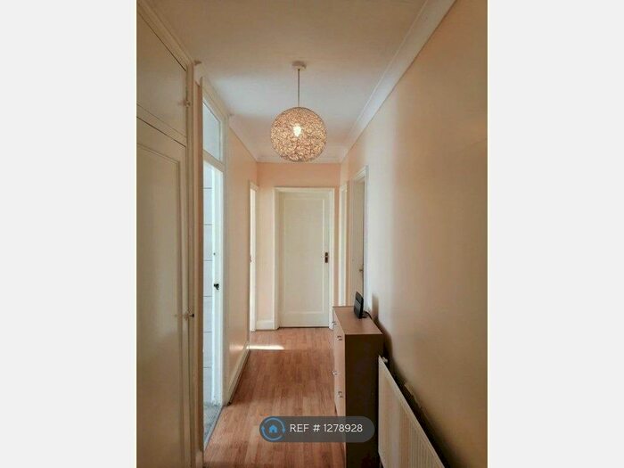 3 Bedroom Flat To Rent In Brighton Road, Sutton SM2