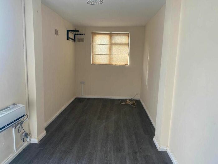 Studio To Rent In Dunspring Lane, Ilford, IG5