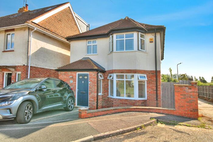 3 Bedroom Detached House For Sale In Larch Grove, Milton Keynes, MK2