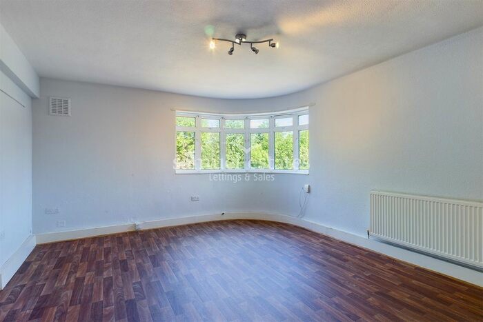 3 Bedroom Flat To Rent In Wheathill House, Croydon Road, SE20