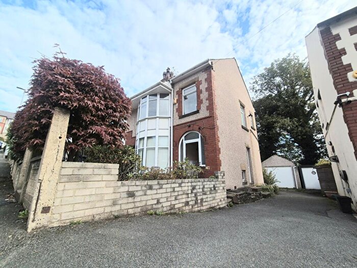3 Bedroom Semi-Detached House To Rent In Rothwell Drive, Halifax, HX1