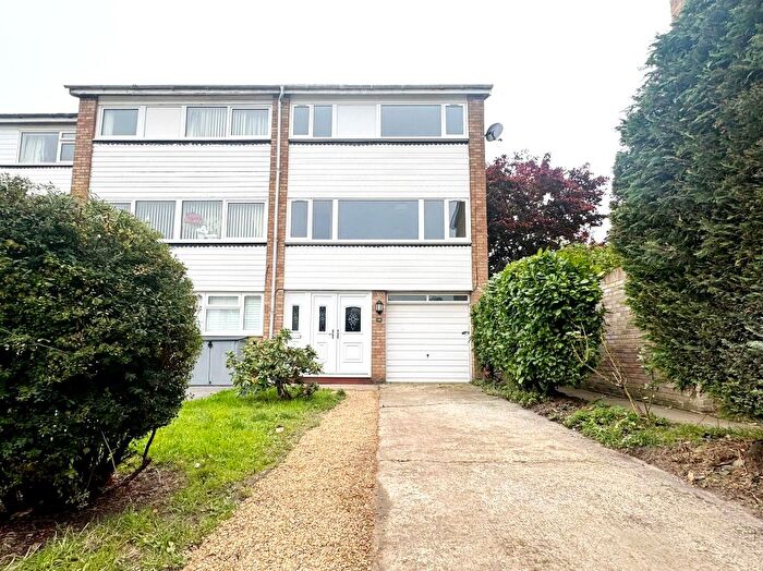 3 Bedroom Town House To Rent In Turnberry Way, Orpington, BR6