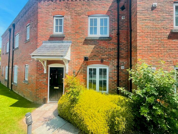 2 Bedroom Maisonette To Rent In Great North Road, Hatfield, AL9