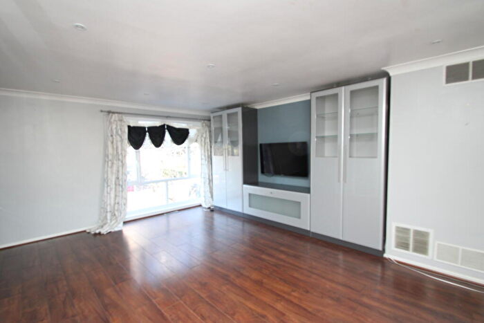 4 Bedroom House To Rent In Turnpike Link, Croydon, CR0