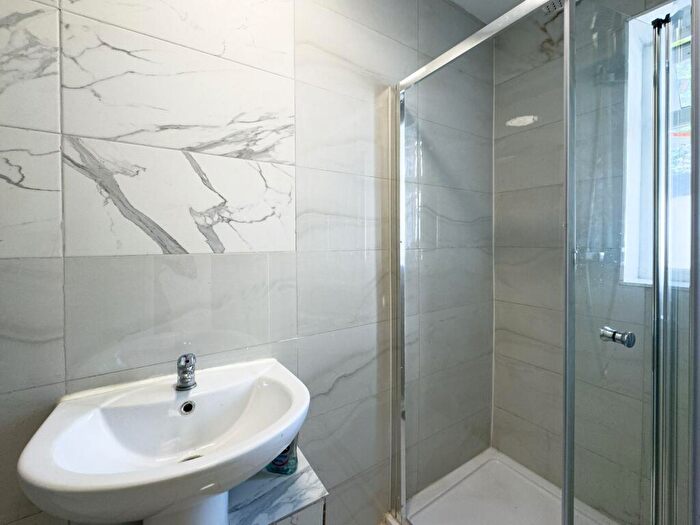 Flat To Rent In Fernside Avenue, London, NW7