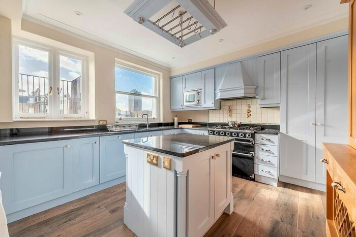 3 Bedroom Flat To Rent In Elvaston Place, South Kensington, London, SW7