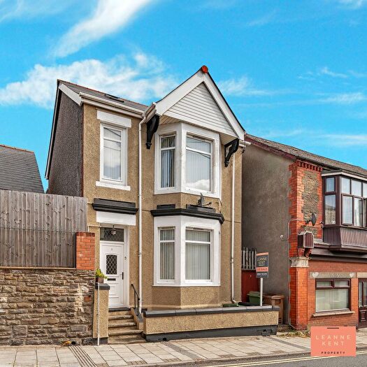 3 Bedroom Detached House For Sale In Van Road, Caerphilly, CF83