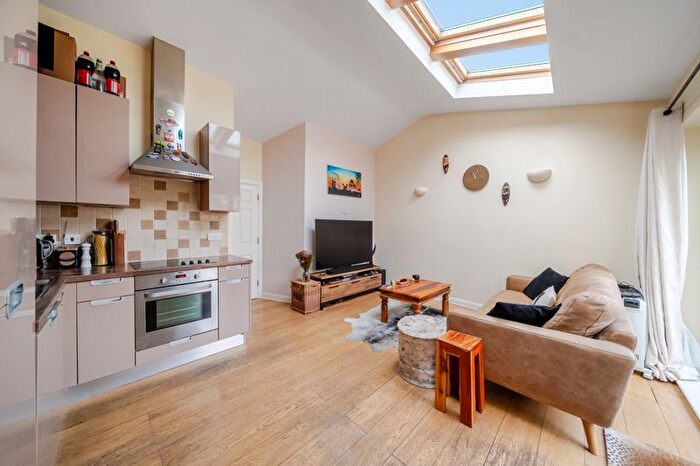 1 Bedroom Flat To Rent In Brewster Place, Kingston Upon Thames, KT1