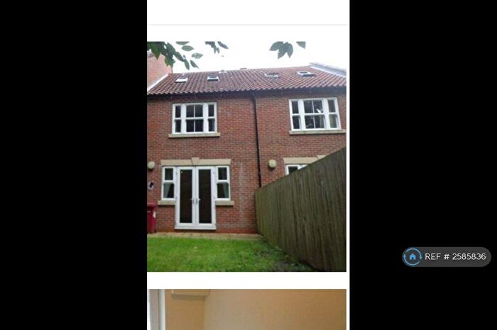 4 Bedroom Semi-Detached House To Rent In Woodlands Gardens, Scunthorpe, DN17