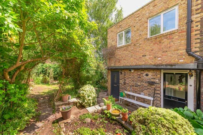 2 Bedroom Maisonette To Rent In St. Annes Close, Highgate, N6