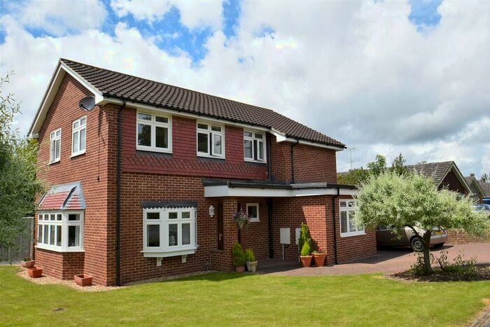 3 Bedroom Maisonette To Rent In Rosehill Park, Emmer Green, Reading, RG4