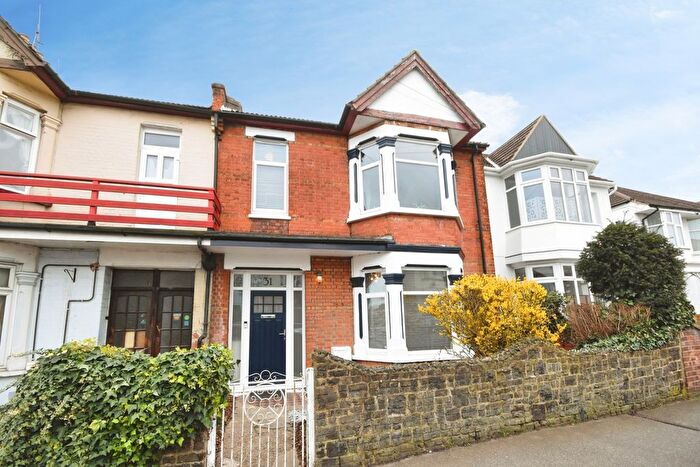 4 Bedroom Semi Detached House For Sale In Southbourne Grove, Westcliff-On-Sea, Essex, SS0