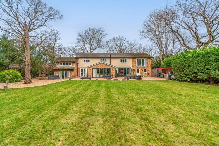 7 Bedroom Detached House For Sale In Reading Road, Blackwater, GU17