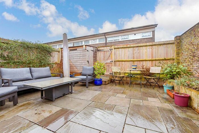 2 Bedroom End Of Terrace House For Sale In Lindbergh Road, Wallington, Surrey, SM6