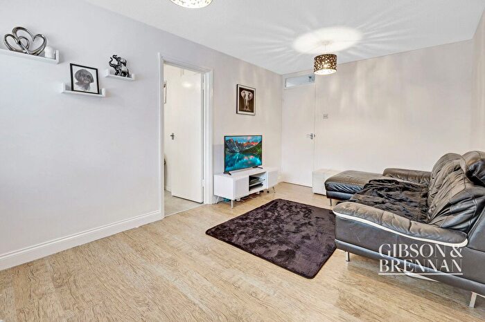 2 Bedroom Flat For Sale In Menzies Avenue, Basildon, SS15