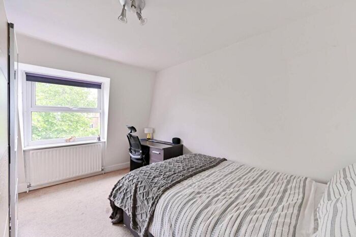 2 Bedroom Flat To Rent In Balham High Road, Balham, London, SW12