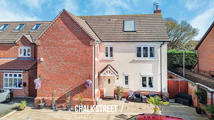 4 Bedroom Detached House For Sale In Elms Close, Hornchurch, RM11