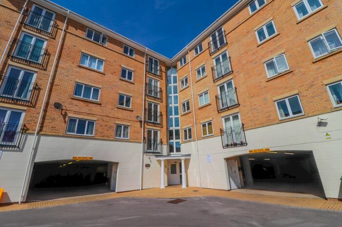 2 Bedroom Flat To Rent In The Dell, Southampton, SO15