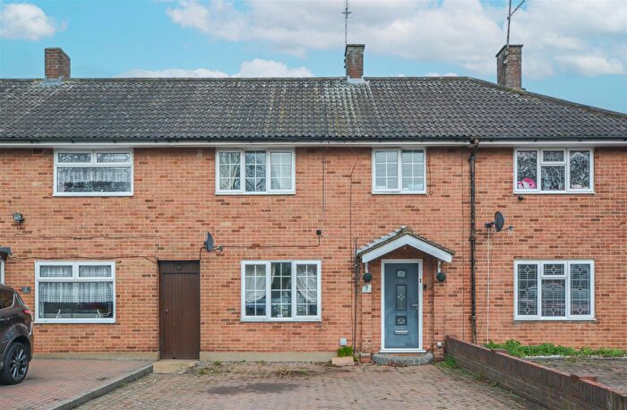 3 Bedroom Terraced House For Sale In Pondfield Lane, Brentwood, CM13