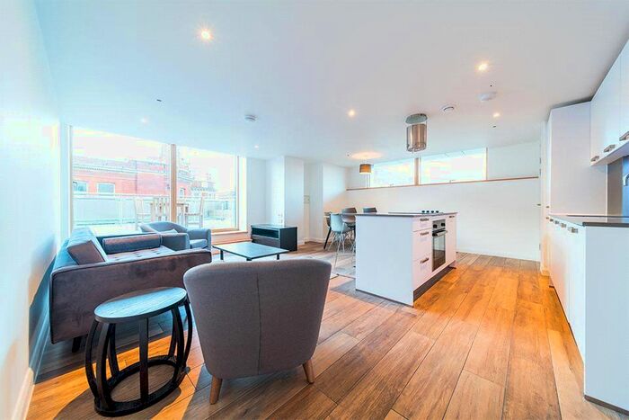 2 Bedroom Flat To Rent In Queen Street, Maidenhead, Berkshire, SL6